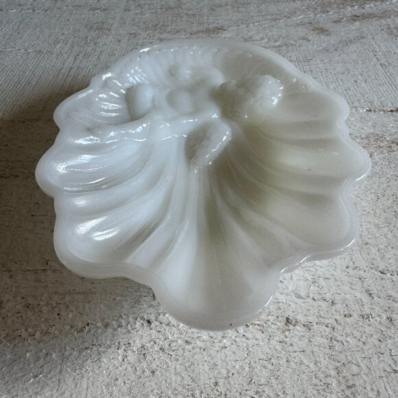 Angel Cherub on Shell Shaped Glass Soap Dish - Milk Glass - Picture 7 of 10